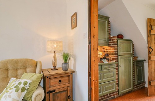 Newark Cottage | THE OLD SWEET SHOP, family friendly, with a garden in Newark-On-Trent