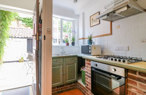 Newark Cottage | THE OLD SWEET SHOP, family friendly, with a garden in Newark-On-Trent