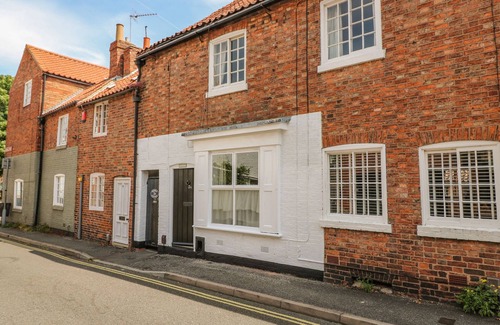 Newark Cottage | THE OLD SWEET SHOP, family friendly, with a garden in Newark-On-Trent