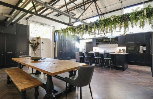 Sittingbourne Cottage | THE OLD WORKSHOP, family friendly, with hot tub in Harrietsham
