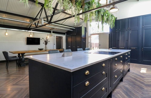 Sittingbourne Cottage | THE OLD WORKSHOP, family friendly, with hot tub in Harrietsham