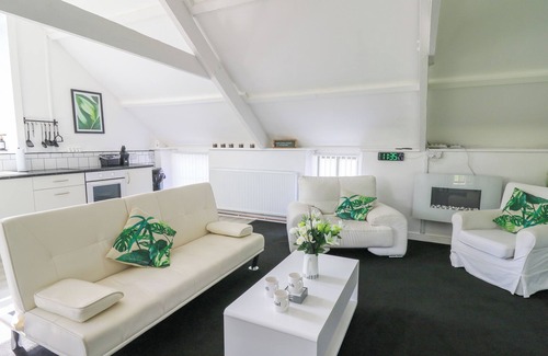 Llanybydder Cottage | THE OLD WORKSHOP, pet friendly, country holiday cottage in Lampeter