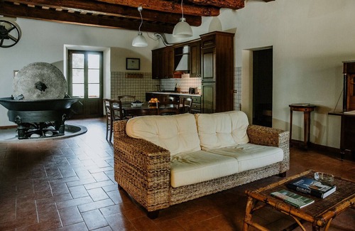 Castelfiorentino House | The olive house is located in the grounds of the historic Villa Meleto estate
