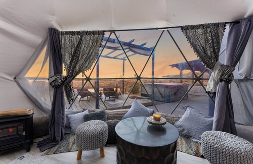 Yucca Valley Bed & Breakfast | The Om Dome Experience~Sauna~Hot Tub~Fire Pits~Pizza Ovennn