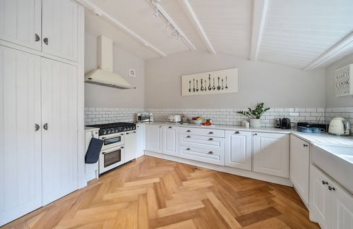 Charmouth Cottage | The Orangery - sleeps 6 guests in 3 bedrooms
