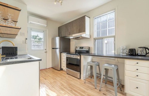 Youville Apartment | The Orchid | Office | WIFI | TV | Balcony | Park