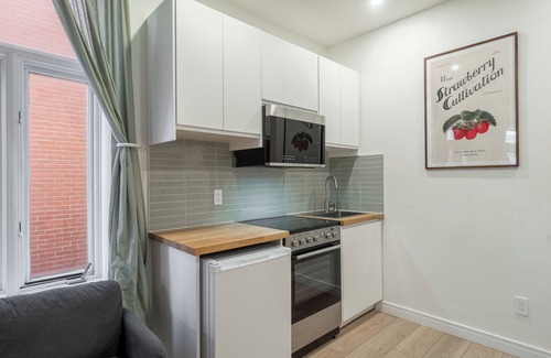 Plateau Mont Royal Apartment | The Oscar Peterson Studio | AC | TV | Near a Metro
