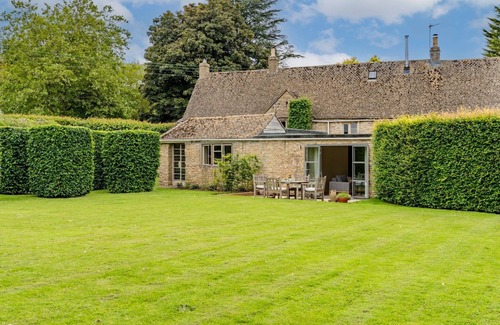 Elkstone Cottage | The Other House, Elkstone, Near Cheltenham - sleeps 2 guests in 1 bedroom