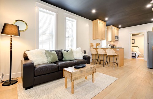 Kitchener Apartment | The Otis 𓅬 on Victoria Park | 2 Bed 1 Bath | Main Floor Suite
