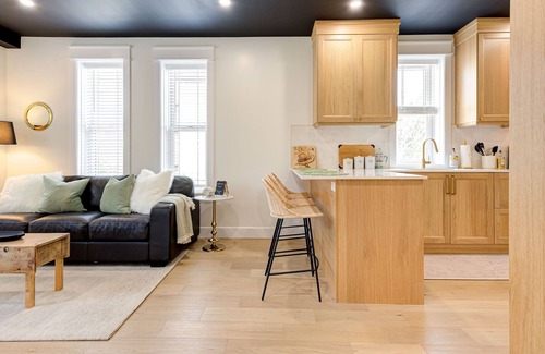 Kitchener Apartment | The Otis 𓅬 on Victoria Park | 2 Bed 1 Bath | Main Floor Suite