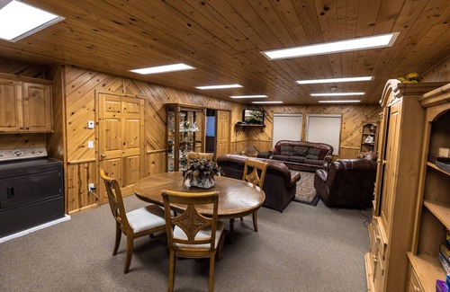 Mount Pleasant House | The Outback: w/Hot tub+Tennis