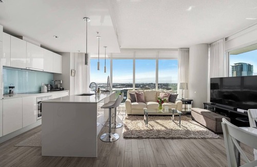 Victoria Park Apartment | The Outlook - Calgary Tower & Stampede Views!