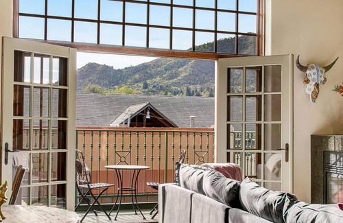 Manitou Springs Historic District House | The Owl's Nest @ Manitou: Mtn Views on Main Street