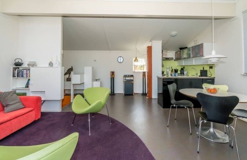 Oude-Tonge House | The owner's artistic streak is reflected in the interior and garden of this detached island home. Ev