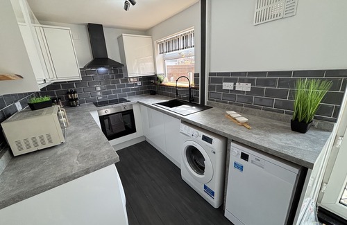 Braunstone House | The Packhorse Townhouse - Private Parking/Wifi