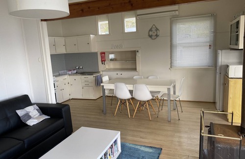 Erowal Bay House | The Palm Tree Cottage - Absolute Waterfront - 5 mins to Hyams Beach