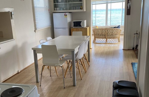 Erowal Bay House | The Palm Tree Cottage - Absolute Waterfront - 5 mins to Hyams Beach