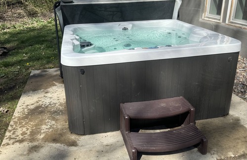 Dubuque House | The Parkview House. Hot Tub, Arcade & Park!