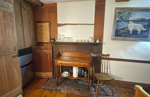 Pelham Apartment | The Parlour - private studio in a historic 1740 colonial house