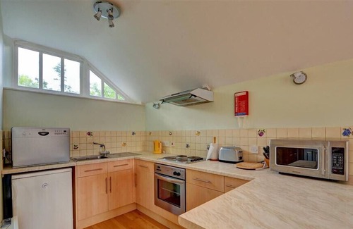 Raymonds Hill Cottage | THE PEACH HOUSE, pet friendly, with a garden in Axminster