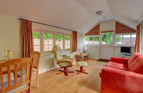 Raymonds Hill Cottage | THE PEACH HOUSE, pet friendly, with a garden in Axminster