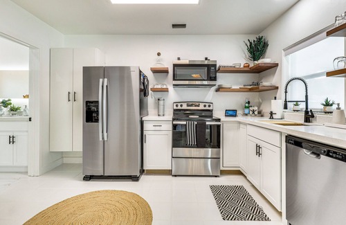 Lake Ridge House | 'The Peacock Bungalow' Near Fort Lauderdale Beach!