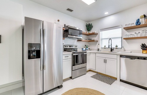 Lake Ridge House | 'The Peacock Bungalow' Near Fort Lauderdale Beach!