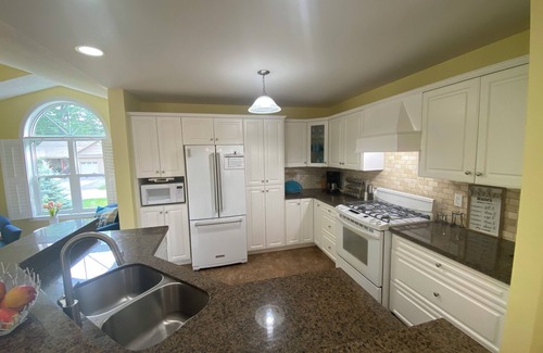 Wasaga Beach House | The Pearl Cozy Beach House - 4 Season Vacation Destination