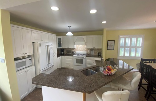 Wasaga Beach House | The Pearl Cozy Beach House - 4 Season Vacation Destination