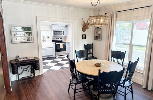 Searcy House | The Pecan Street Retreat - 1935 Gem