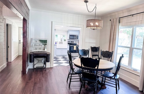 Searcy House | The Pecan Street Retreat - 1935 Gem