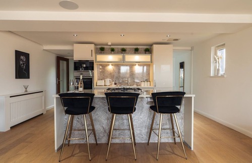 Kelvinbridge Apartment | The Penthouse Suite - Luxury Like No Other