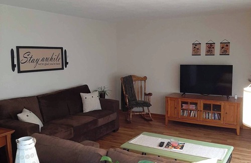Laura House | The Perry House- Charming 3-bedroom house with AC and WiFi in serene Monica