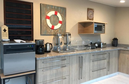 Marie Pampoen Bed & Breakfast | The Pier Beach Inn & Suites