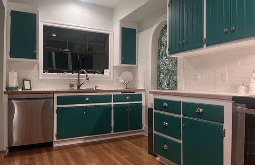 Old Northwood House | The Pineapple Villa: Chic 4BD Tropical Paradise near the Beaches