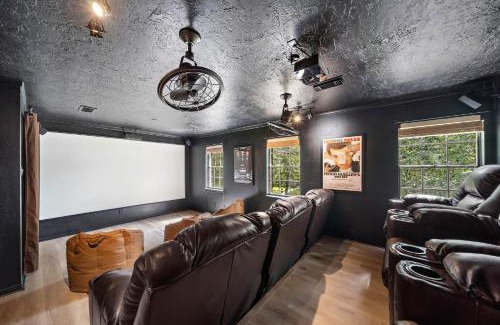 Oak Ridge North House | The Pines I Sleeps 12 I Private Pool I Patio & BBQ