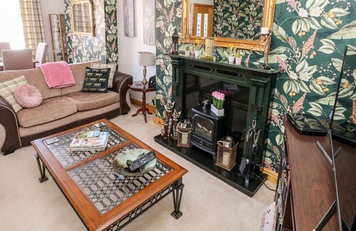 Blaencwm Cottage | THE PINK HOUSE, family friendly, with a garden in Treherbert