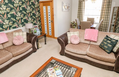 Blaencwm Cottage | THE PINK HOUSE, family friendly, with a garden in Treherbert
