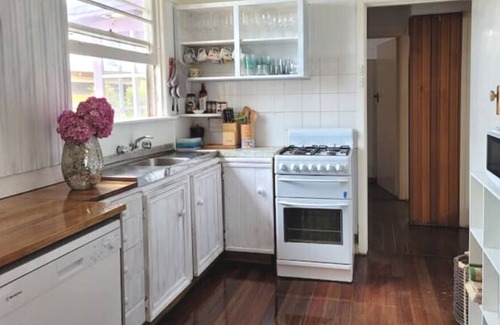 Rosebud Cottage | The Pink House Holiday Cottage - 300metres to Beach (Child and Pet Friendly!)