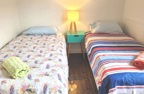 Rosebud Cottage | The Pink House Holiday Cottage - 300metres to Beach (Child and Pet Friendly!)