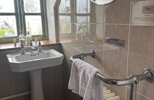 Cold Aston Bed & Breakfast | The Plough Bed and Breakfast