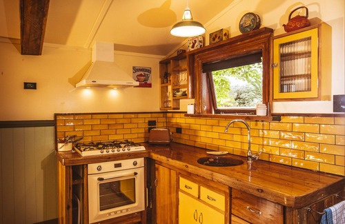 Hapuku House | The Pohutukawa Cottage.Tranquil.and unusual