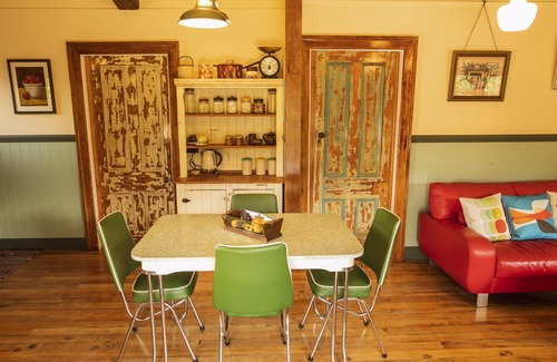 Hapuku House | The Pohutukawa Cottage.Tranquil.and unusual