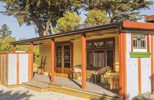 Hapuku House | The Pohutukawa Cottage.Tranquil.and unusual