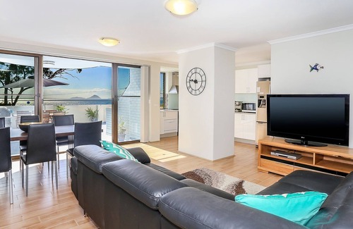Soldiers Point Apartment | The Point 10, 5-7 Mitchell St - stunning water views