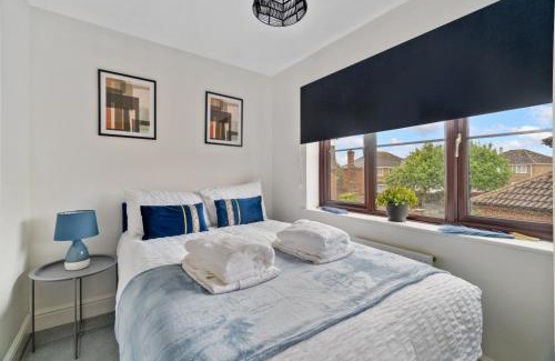 Ashford House | The Pondmore-Spacious Detached house in Ashford with free parking close to M20