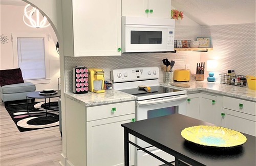 Livingston House | The Posh- Downtown by the square & park