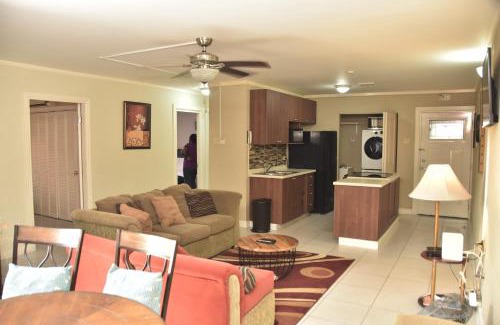 Saint Andrew Bed & Breakfast | The president room 5 minutes to Devon House 4 Waterloo Avenue Kingston