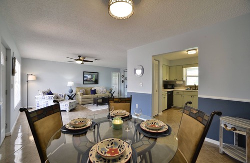 Sun 'N Lake House | The Purple Palm House - Relaxing 2-bedroom house in Sebring with WiFi & Hot Tub