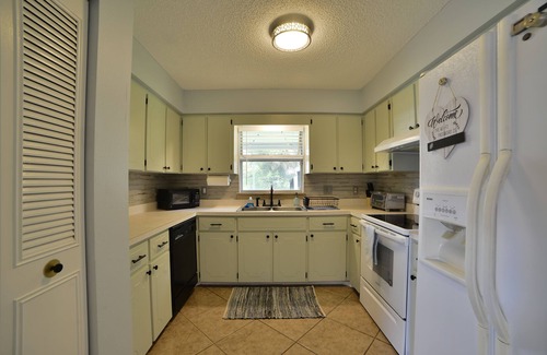 Sun 'N Lake House | The Purple Palm House - Relaxing 2-bedroom house in Sebring with WiFi & Hot Tub